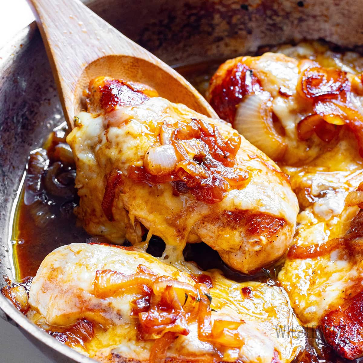 Juicy French Onion Chicken: Caramelized Onions & Bubbly Gruyère